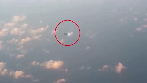 男子乘坐飞机时拍下的UFO画面，这视频太珍贵！