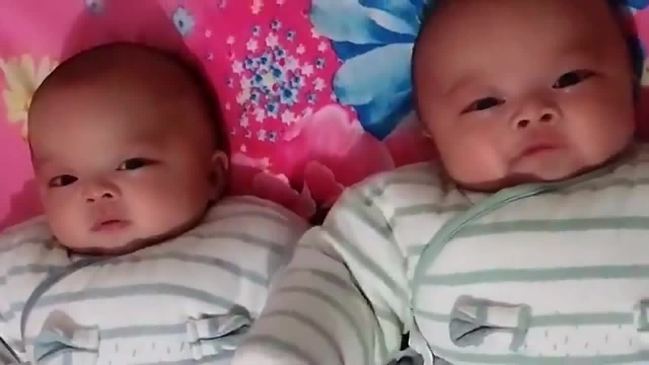 双胞胎宝宝晚上就是不睡觉,瞪着个大眼睛看来看去的,好萌啊