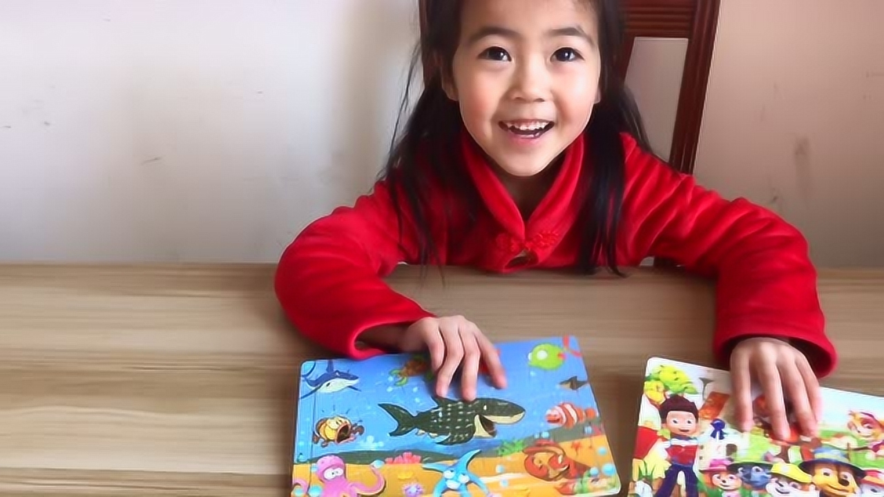 今天来看小蕊蕊玩拼图吧.小朋友们要少玩手机,多做游戏哦