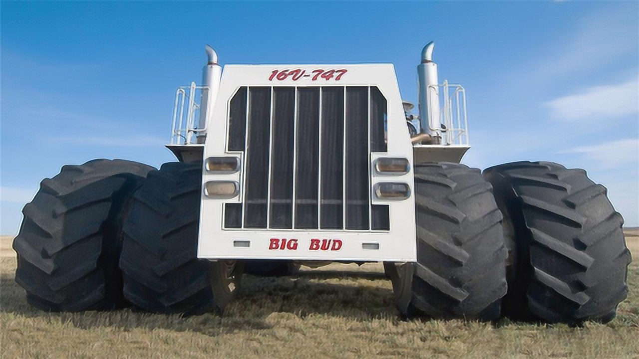 世界上最大的拖拉机,一脚油门可耕地6亩,号称拖拉机中的"战斗机"!