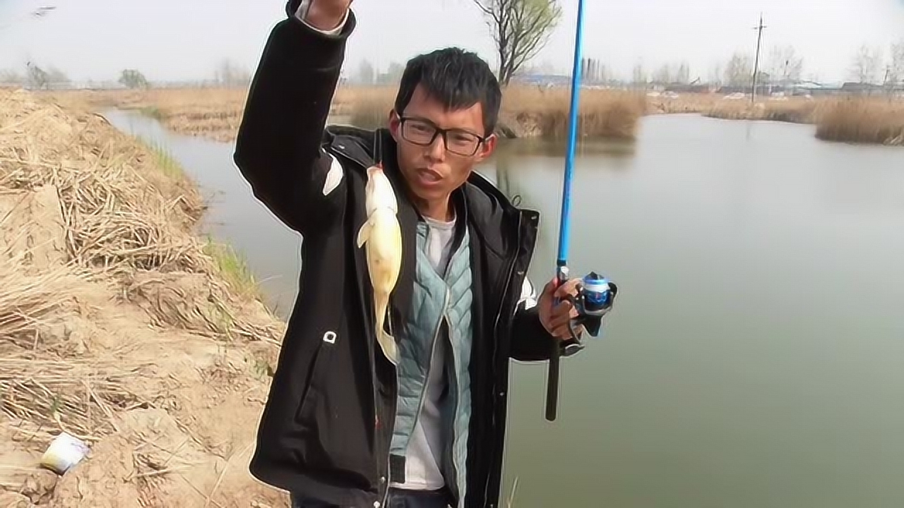 小黑哥又用串钩钓鱼了,第一条鲫鱼居然是这样上钩的