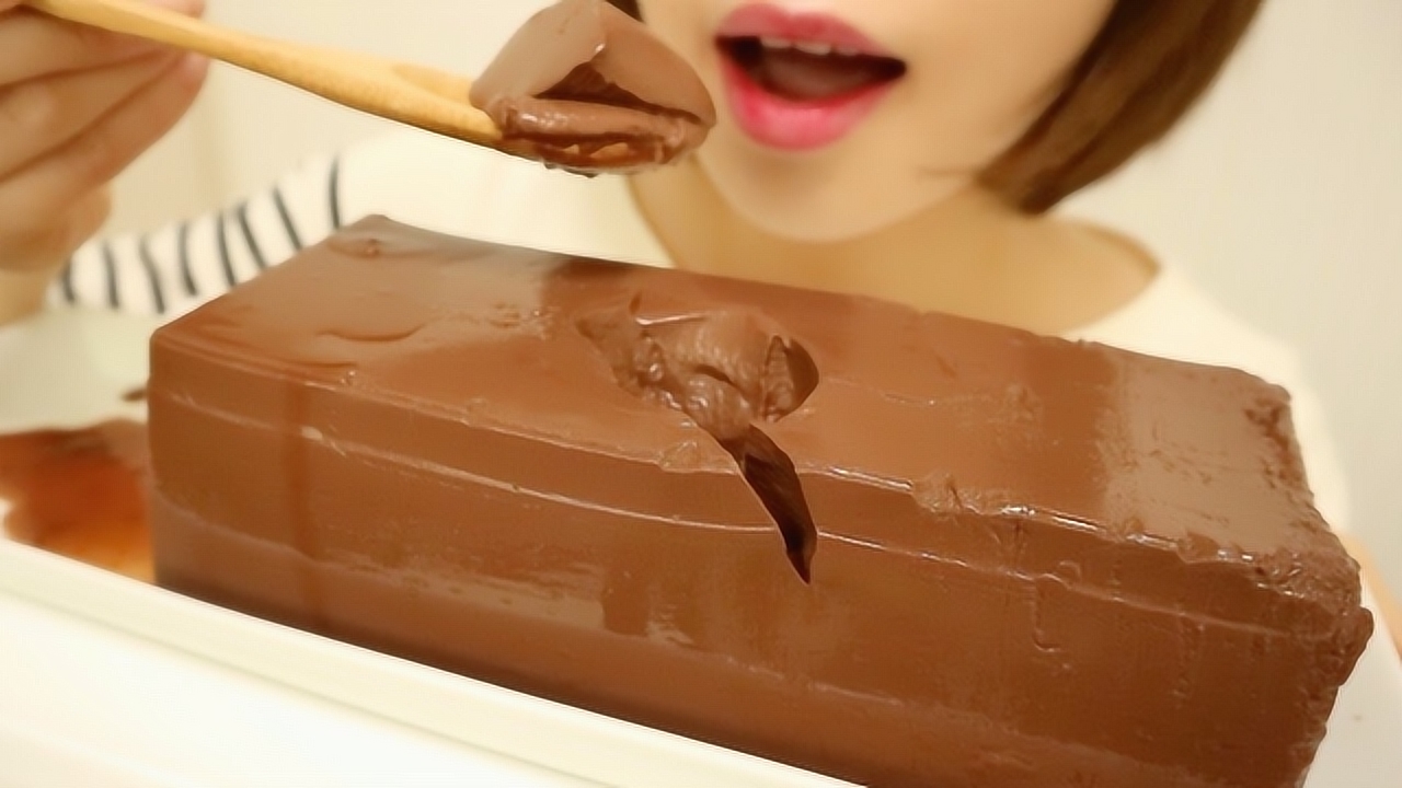 这样吃巧克力才过瘾!美女吃超大块"生巧",q弹美味入口即化