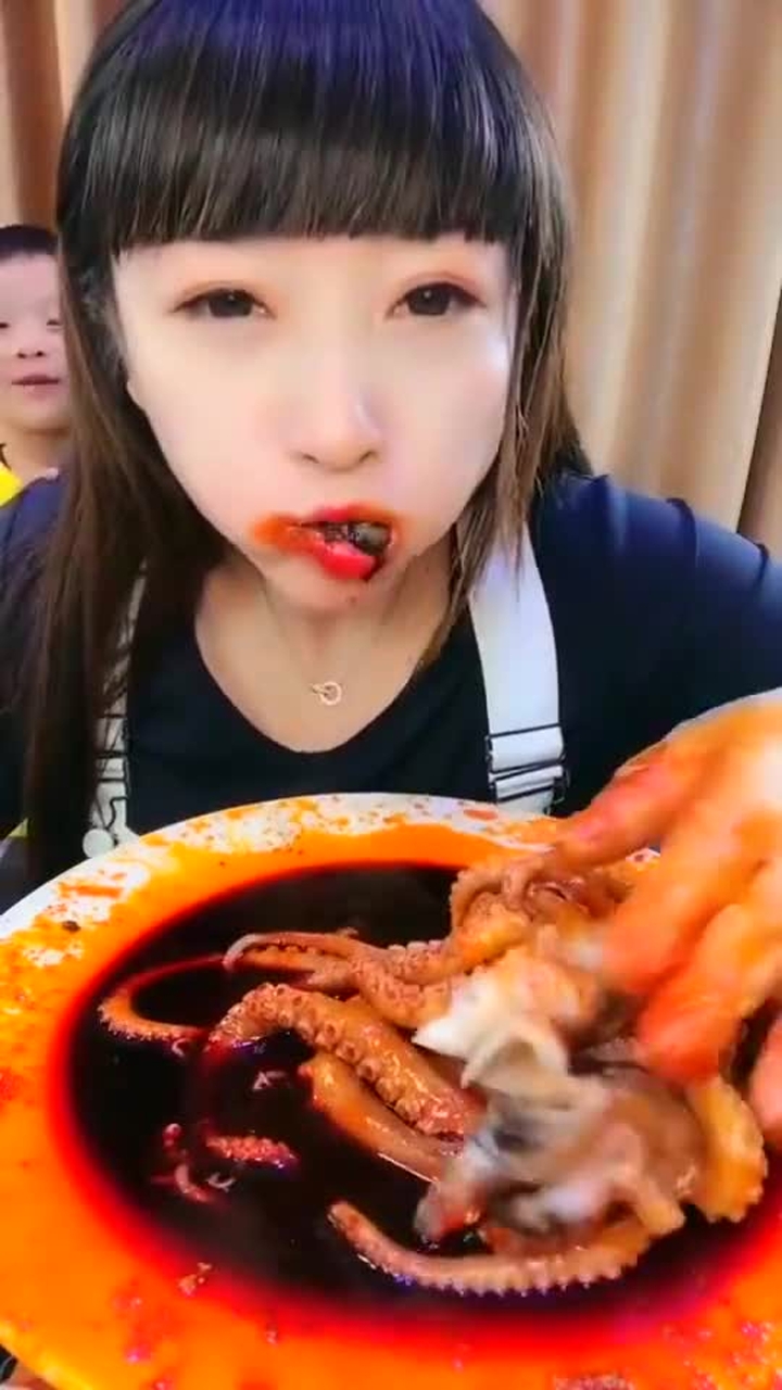 这位美女厉害了!吃八爪鱼竟然一口塞两个!这吃相也是没谁了