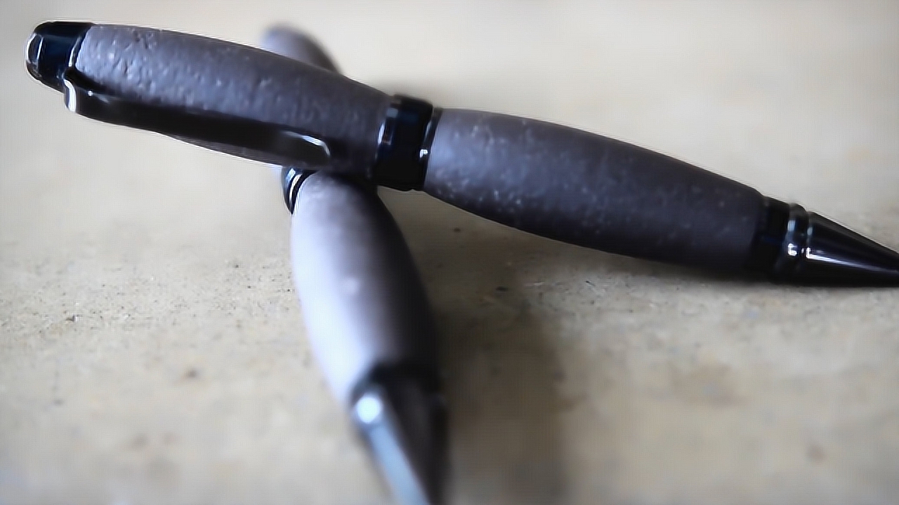 老外用水泥自制圆珠笔,网友:连车床都不用是个高手!