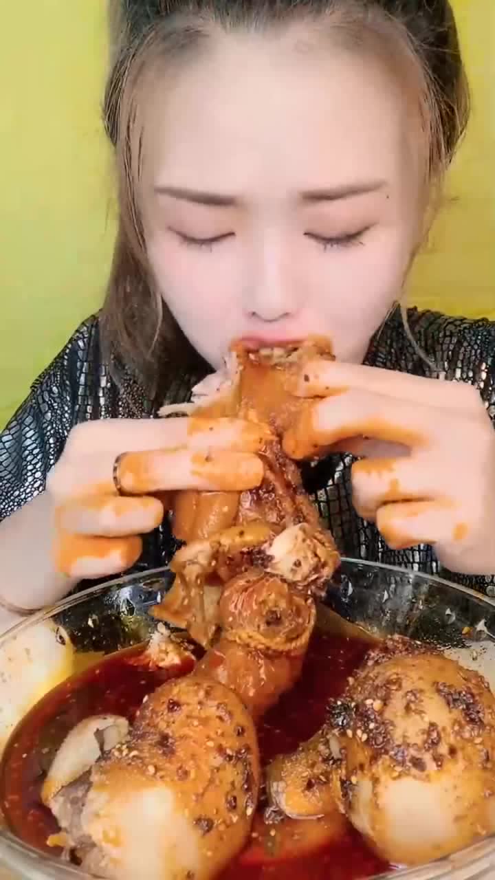 吃播小姐姐,这肚包羊脑吃得太香了,大口大口的就像饿狼一样