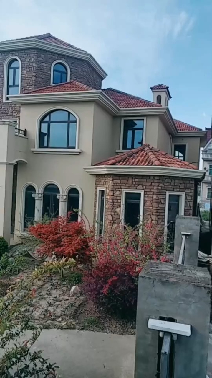 别墅欣赏:人人都能建的豪宅,美观大气,还省钱,你喜欢吗