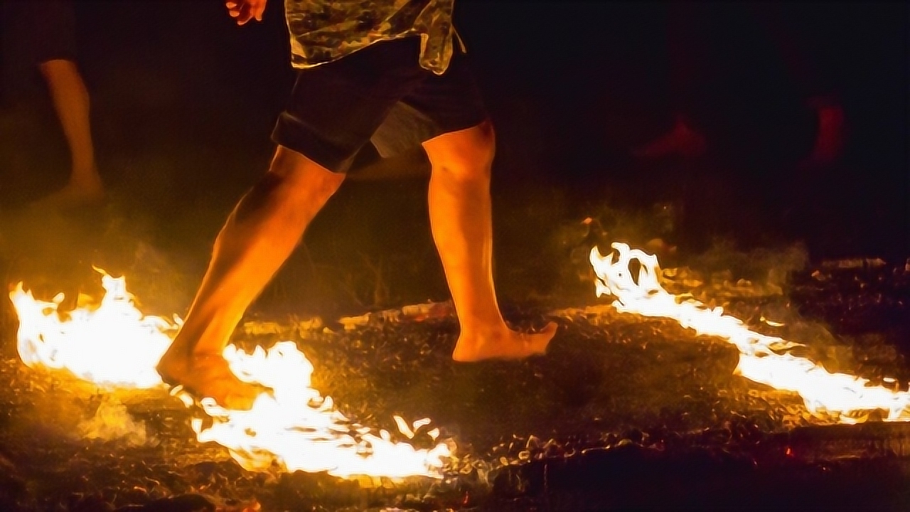 老外又来作死了,赤脚走火炭,隔着屏幕就感觉到了灼烧和疼痛