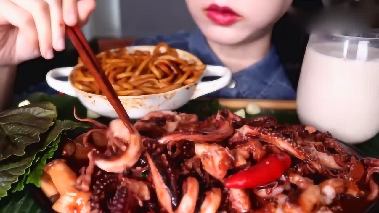 国外吃货姐姐,吃面条,鱿鱼须,蘑菇,咀嚼音,吃津津有味