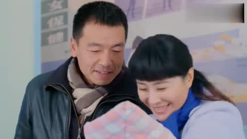 赵春雷从护士手里接过孩子,立马抱给陈建国看