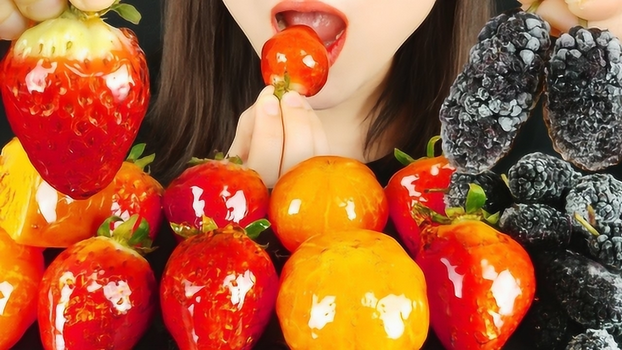 国外女吃货,吃冰糖草莓 橘子,发出咀嚼音,吃得太馋人了