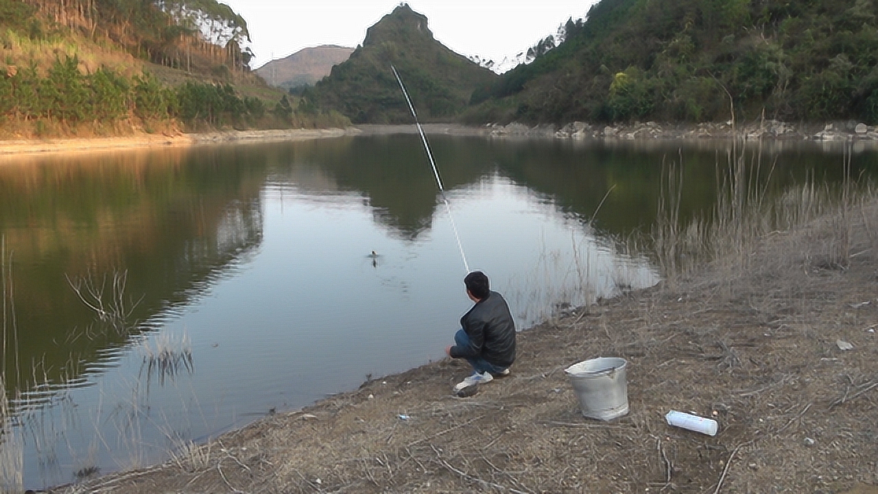 小鐘水庫釣魚,魚口真是好,差點鉤上百斤美人魚