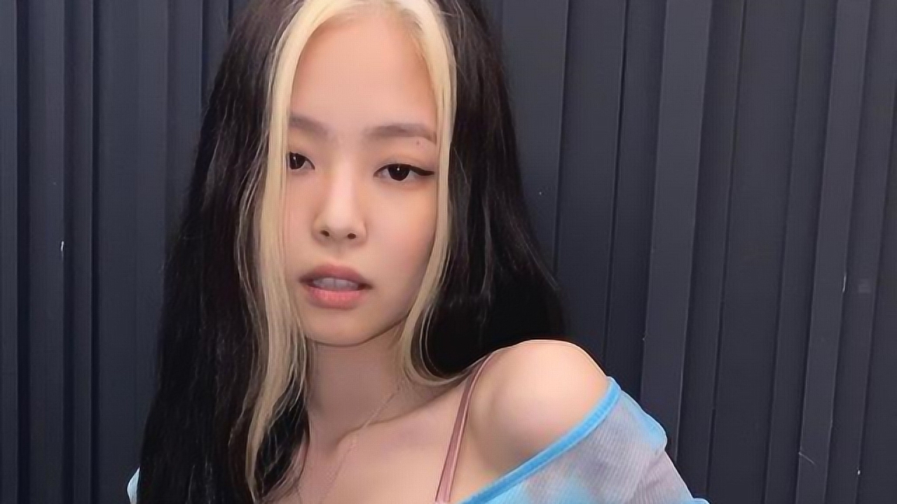 金智妮穿扎染上衣晒自拍 金色挑染头发半露香肩超性感