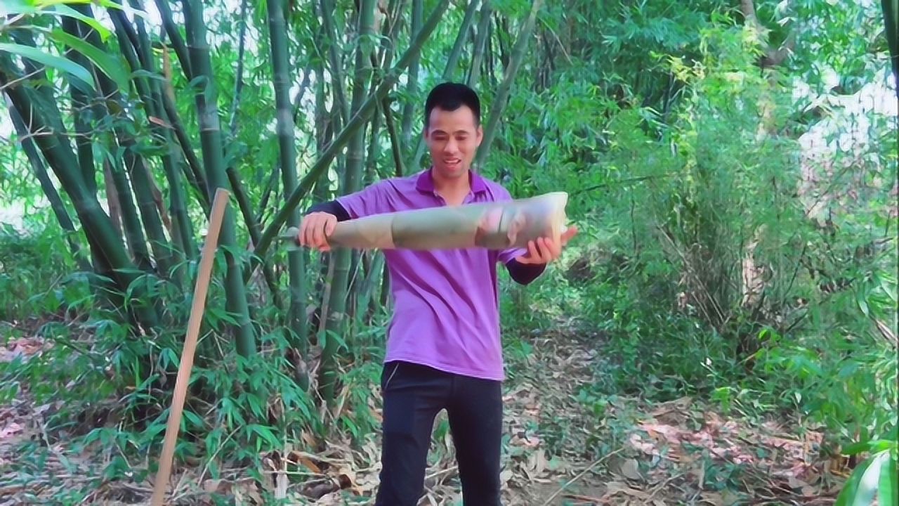 这就是乡村竹笋王,农民小哥铲了3根,笑得合不拢嘴,猜猜有多重