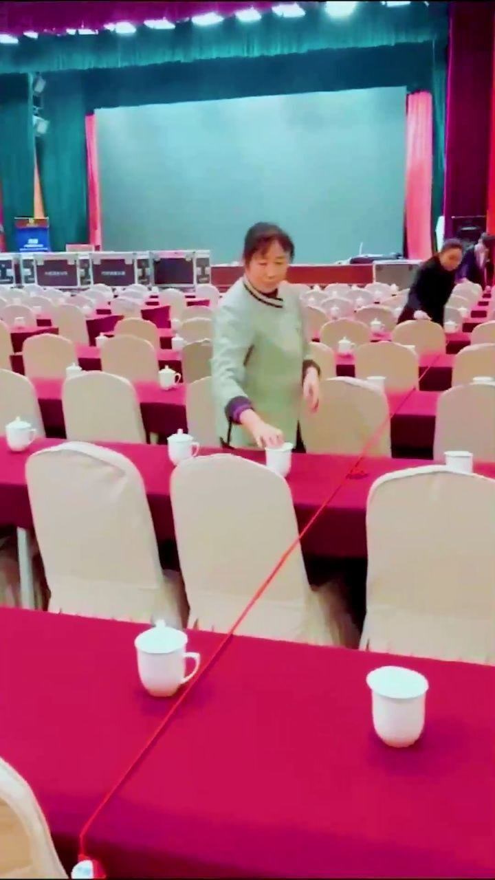 原来会场的茶杯是这样摆放的,这标准真严格!