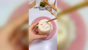 把一碗糯米塞进莲藕里，瞬间变美味，吃一次就忘不了