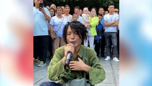 乞丐唱歌《孩子的泪水》,听到这首歌大家都流泪了