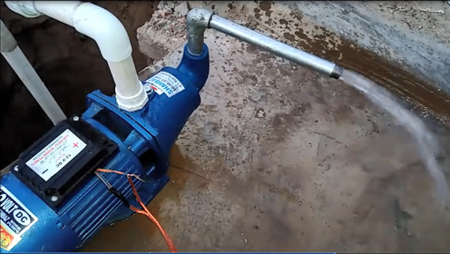 安装12v太阳能水泵,网友:这抽水量有点猛