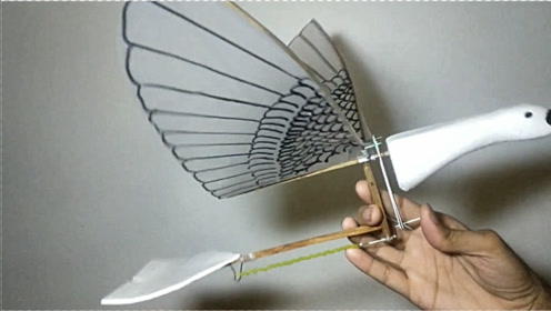 别只会折纸飞机了,教你制作一款会扇动翅膀的扑翼机