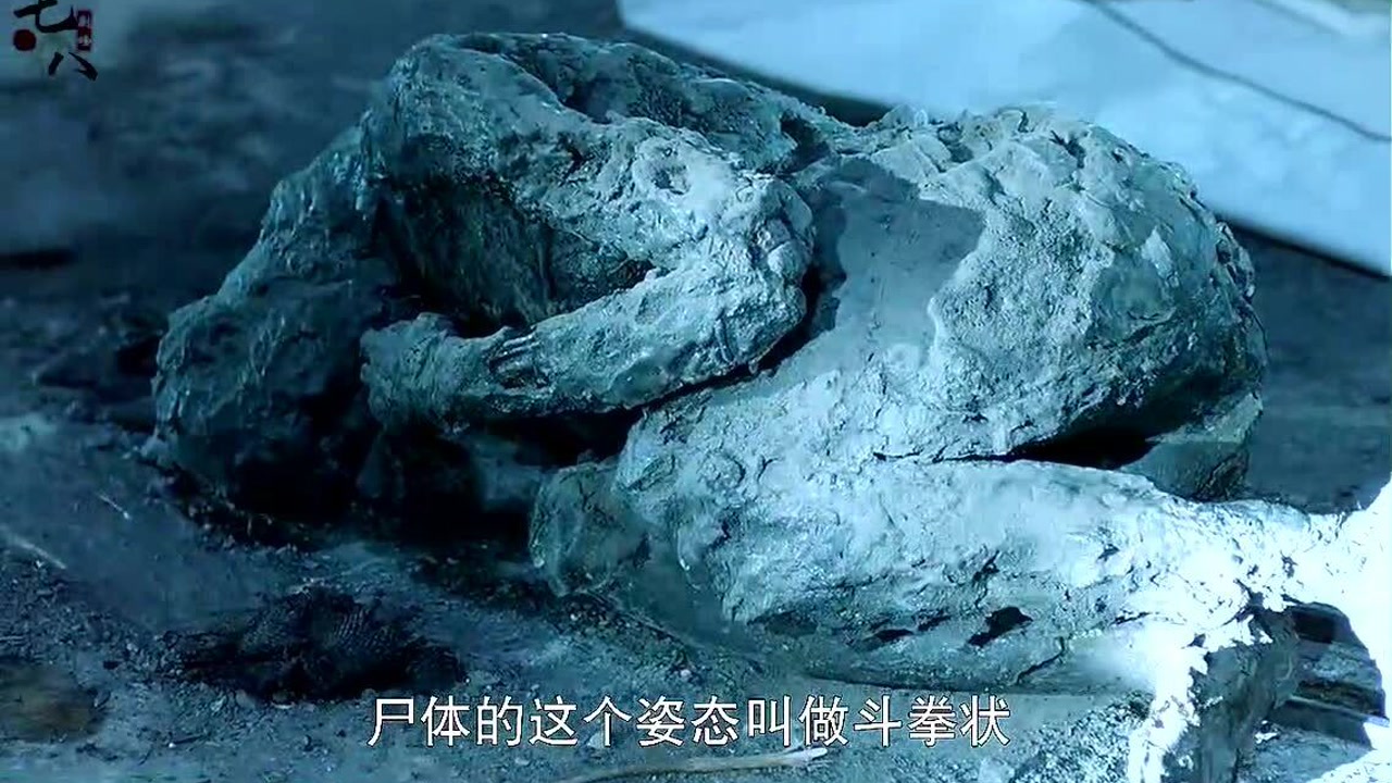 凶杀案现场法医的一个操作让警察自叹不如,摸一下就