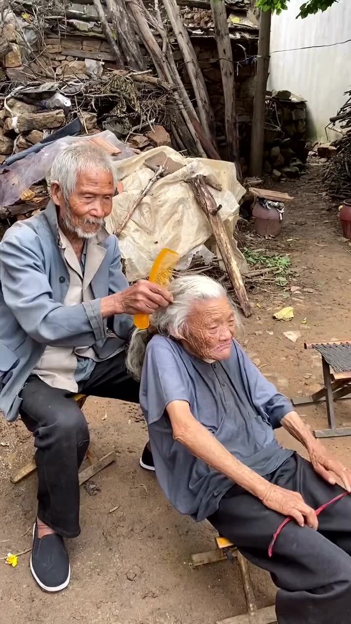 90多岁的爷爷给老伴梳头发,看着奶奶幸福的笑容,可能最好的爱情就是相