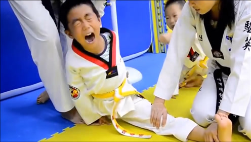 5岁男孩被跆拳道教练强制压出一字马,疼到无法入睡,妈妈怒了