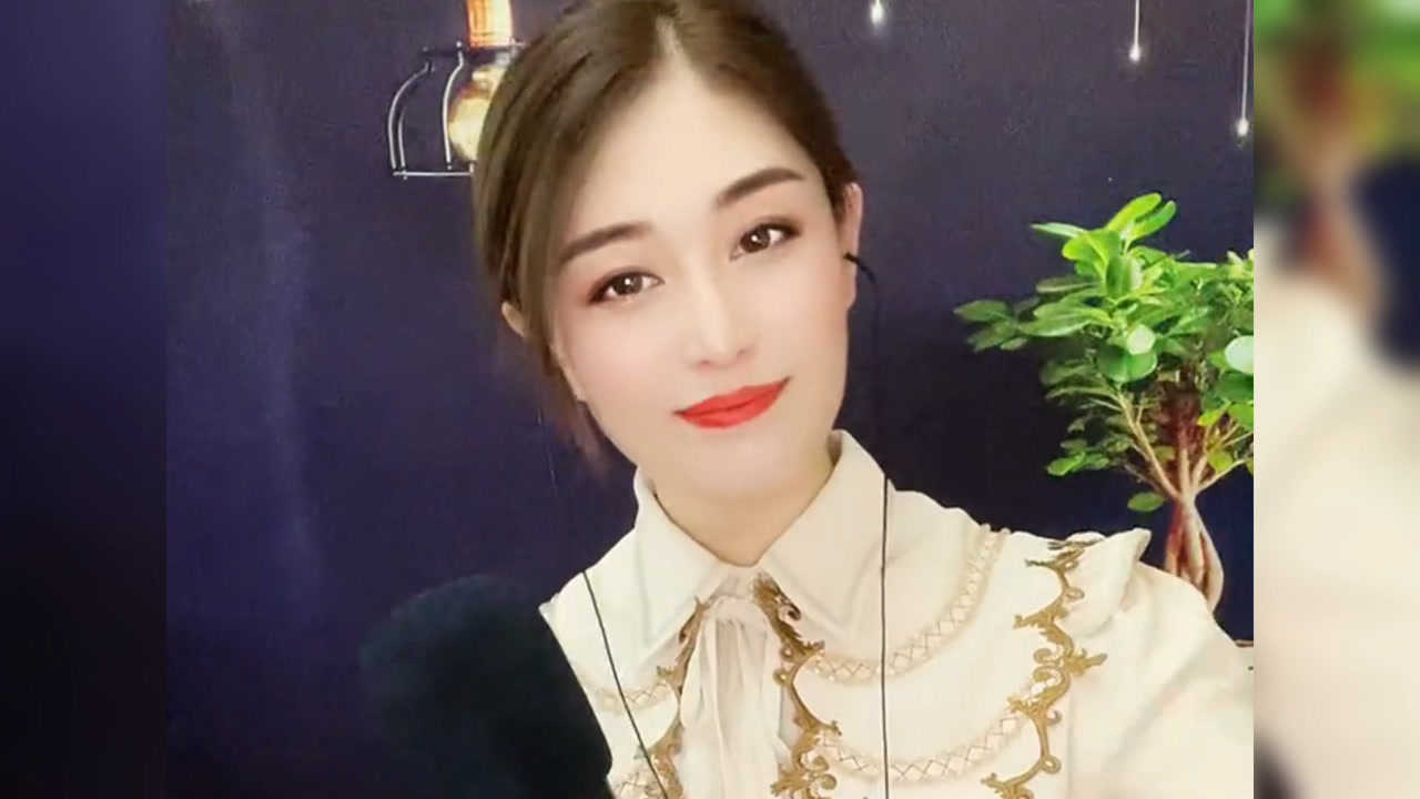 一首《伤心的酒吧》,旋律轻快,美女翻唱有感觉