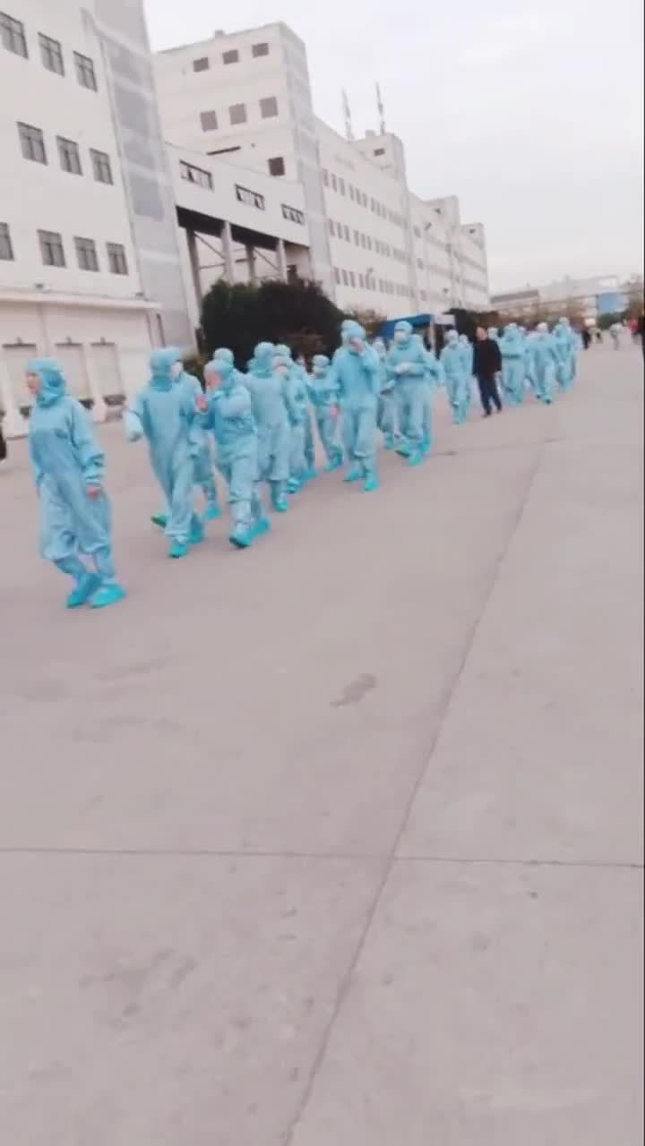 富士康上班是什么样子的穿上了无尘服,这防控效果好吧