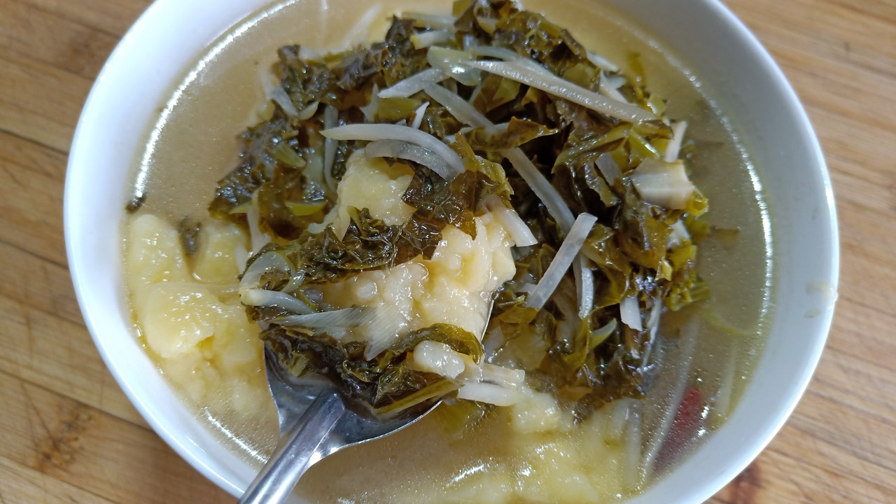 地方特色农家美食搅团,浇上浆水酸菜,这个味道多少年都不会忘