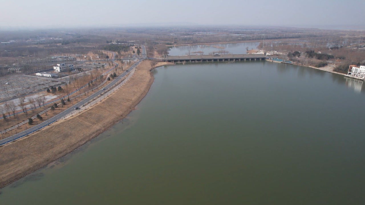 冬日的郑州黄河大堤一角