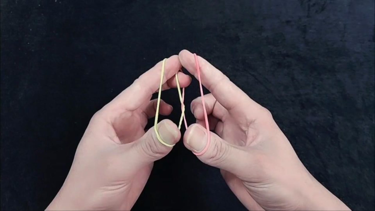 牛人橡皮筋魔术教学,两根橡皮筋直接连穿到一起,不可思议!