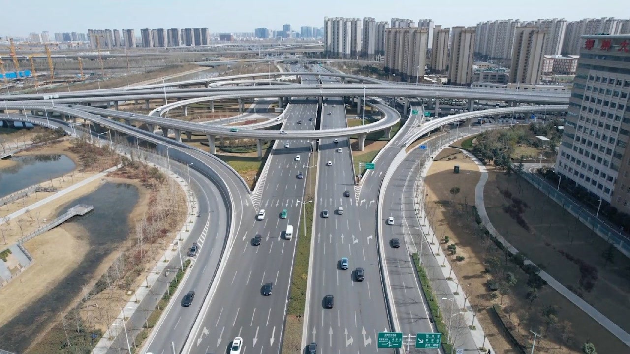 郑州北三环至东三环车流穿梭,初春生态廊道萌发嫩芽变绿迎接五湖四海