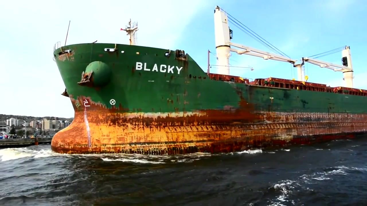 实拍大船行驶,船身生锈破成这样,老板也不说重新上漆修整一番