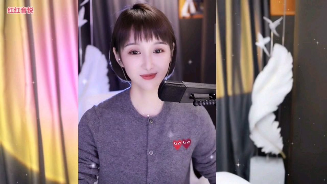 网红二小姐演唱《爱情一阵风》,歌声甜美十分动听,吸引了不少路人围观