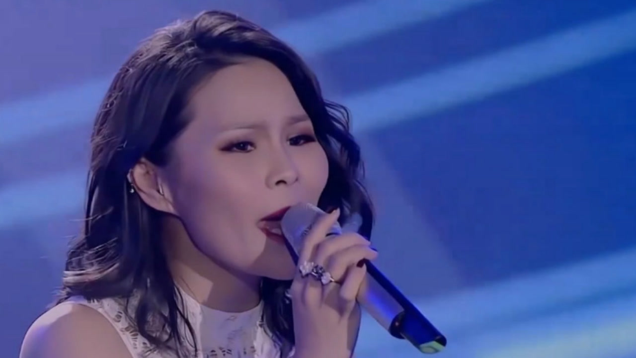 你更喜欢国语版还是粤语版呢钢琴弹唱粤语歌热歌