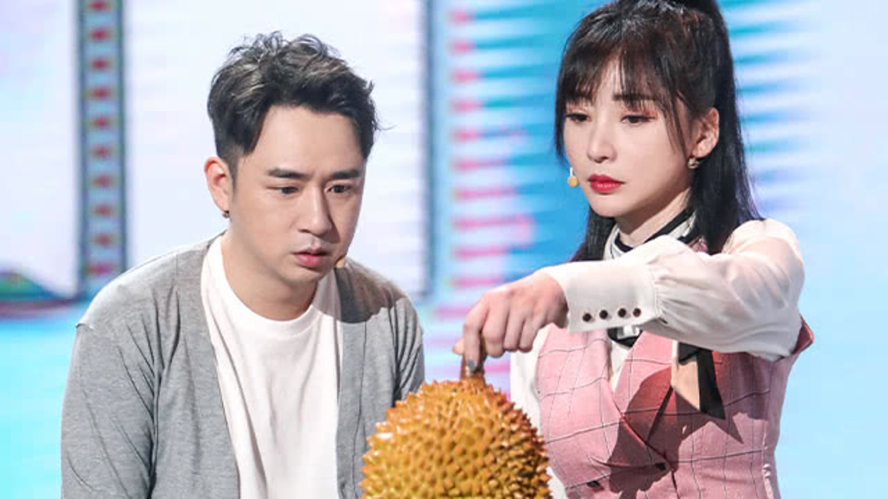 黄澄澄被"女王"老婆罚跪榴莲,看着都疼