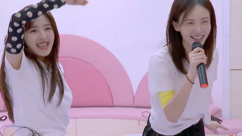 唱歌破音的金晨做出超可爱动作,孟佳不忍心责备她