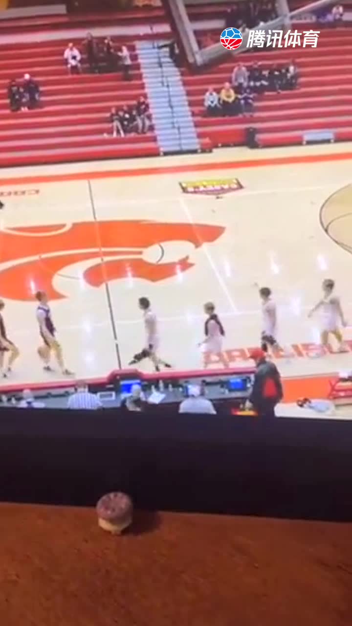 什么仇什么怨！高中生篮球比赛致敬阶段竟然搞偷袭