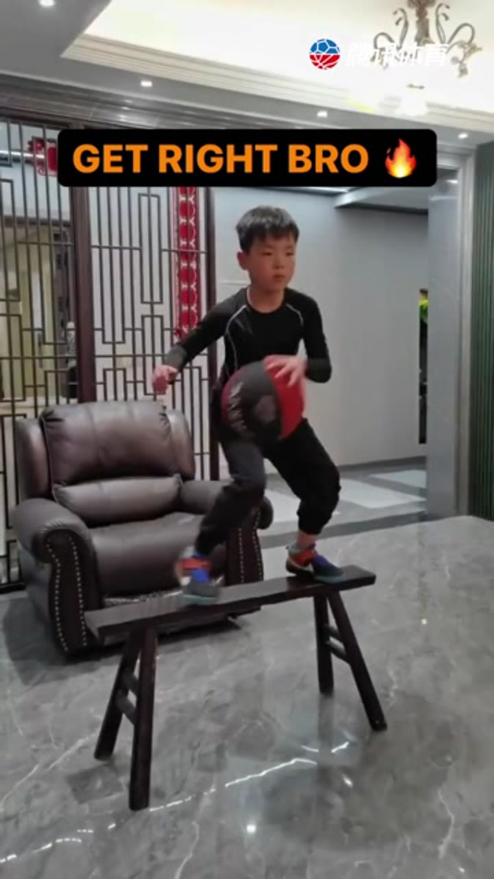 小朋友在木椅上练运球 视频在外媒上爆火