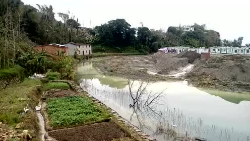 福建省宁德市福安湾坞镇青拓集团危废填方海边一个巨大的强碱池