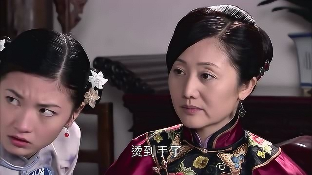 二太太给大太太敬茶,故意把茶杯打翻,大太太冷静处理!