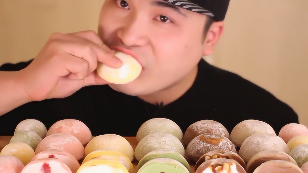 大胃王donkey吃雪媚娘咬下一口美到飞起来网友哈喇子流出来了