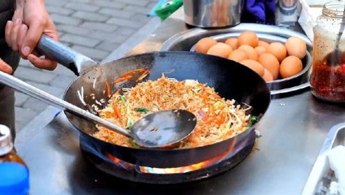 大叔摆摊卖炒饭,用料十足,只要10元1份,顾客排队也要买