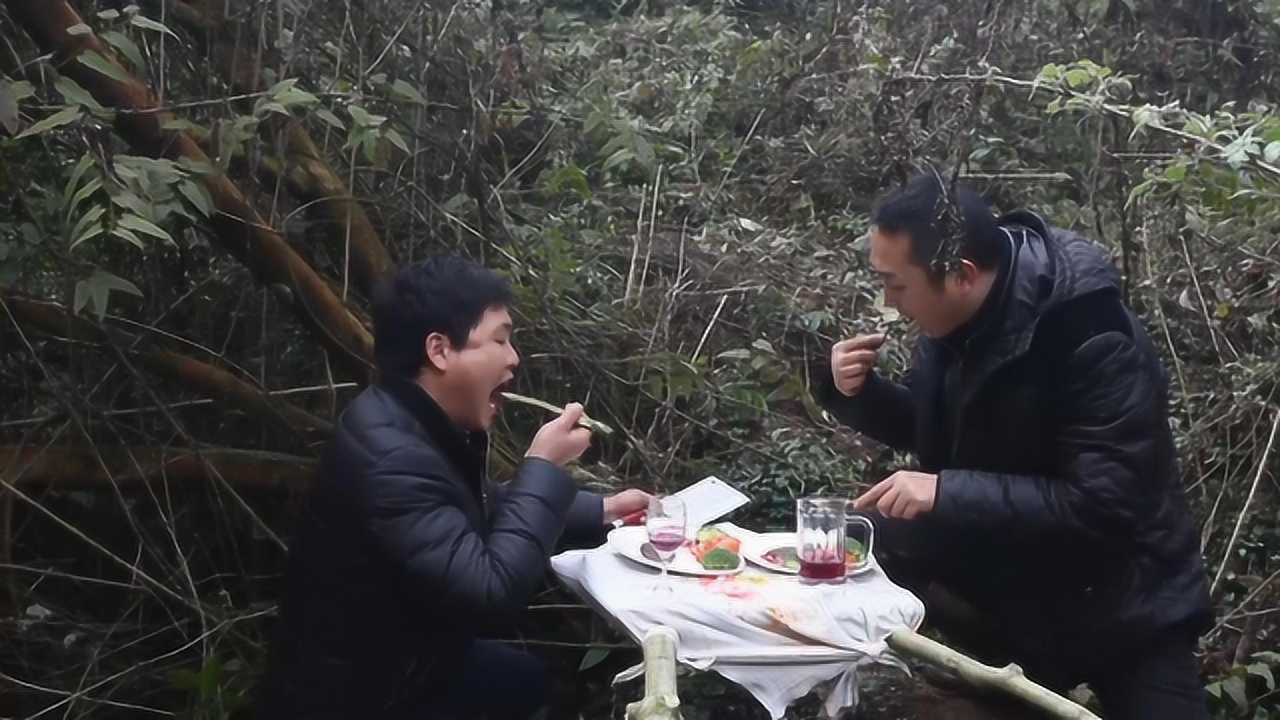 两兄弟野外吃"牛排",一口咬下去,齿颊留香,也太好吃了吧!
