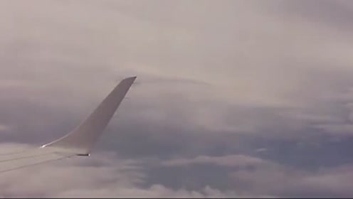 围观2015年1月9日飞机上，实拍快速飞过的UFO