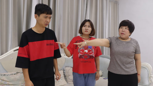 女老板回家看望父母,得知父母被弟弟赶回老家后,老板做法太解气