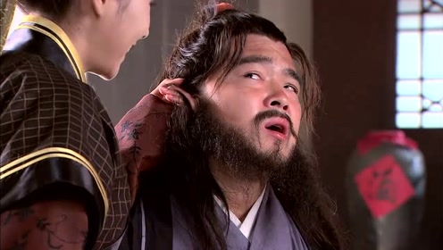 美女捉弄男子,揪着男子耳朵,让男子叫他姑奶奶!