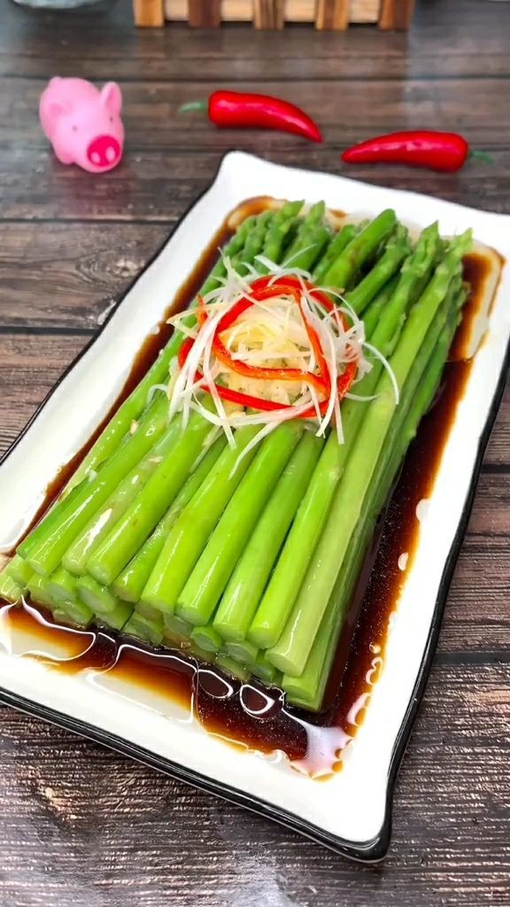 白灼芦笋,咸鲜脆嫩,颜值也非常在线的一道菜