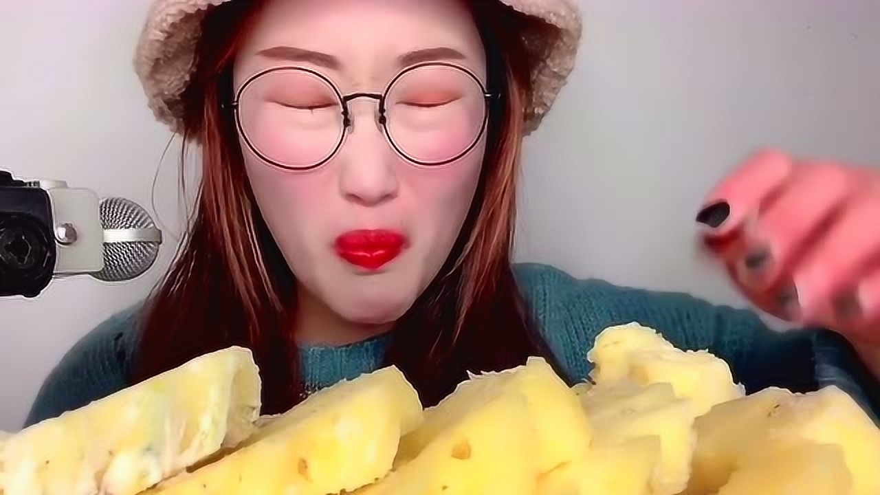 小姐姐太可爱了,挑战吃冰冻菠萝,吃出表情包,太可爱了