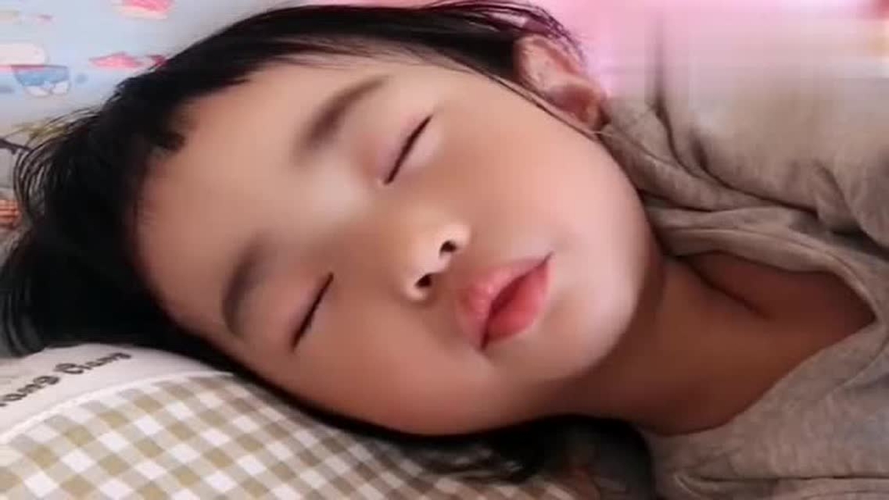 女儿睡觉为什么会努嘴,这是什么原因,孩子睡觉都这样吗?