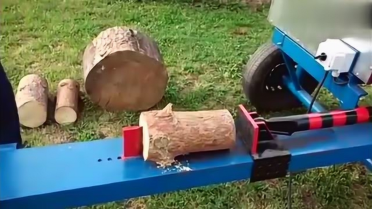 老外自制的半自动劈柴机,劈起木头来跟切萝卜似的,太轻松了!